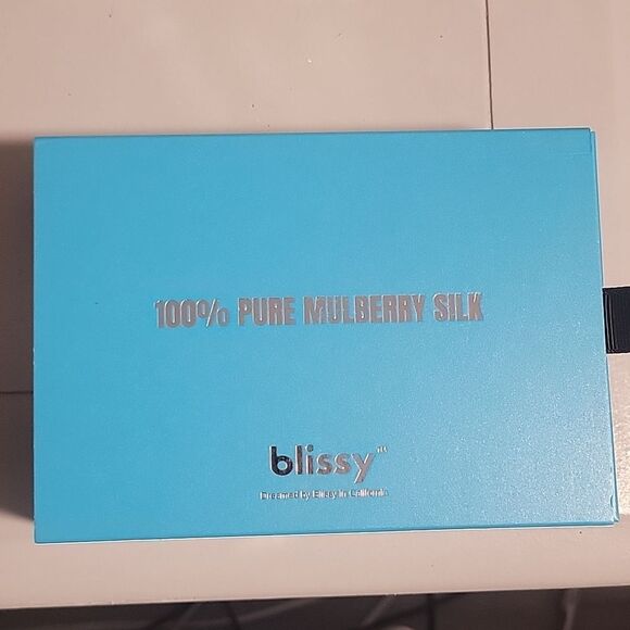 Blissy 100 % Mulberry Silk Sleep Mask - Bahama Blue - Picture 7 of 10